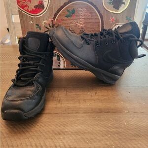 Nike Boys ACG Manoa 613547-001 Black Hiking Boot Ankle Leather Lace Up Size 3Y